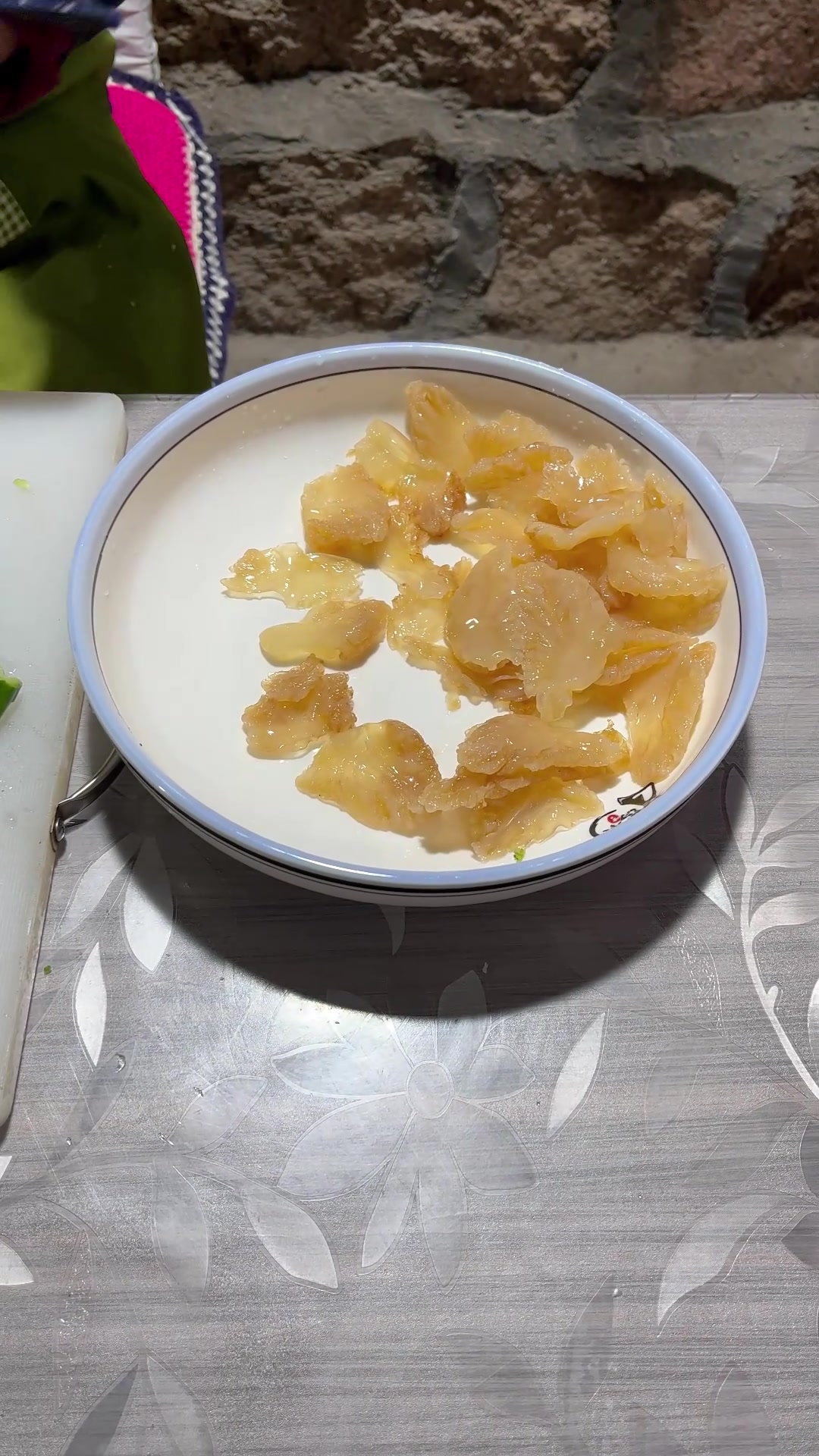 海蜇头做的时候千万不要烫水、焯水,跟黄瓜一拌就非常好吃了
