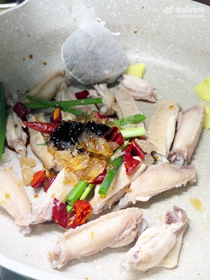 舌尖上的武汉「年夜饭菜单|香辣鸡翅」红红火火香辣鸡翅,做法简单,吃着香香辣辣好过瘾!过年下