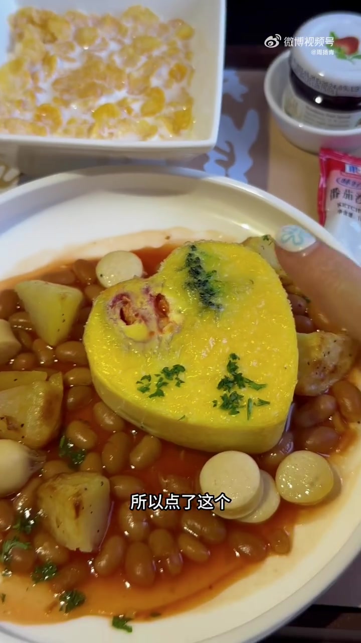 这篇献给我的好朋友和我们共同的青春回忆 此行香港的目的只有一个 就是去给娇过生日+看演唱会