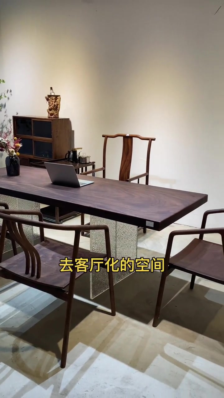 去客厅化越来越 但是还有很多朋友不知道什么,其实所谓的去客厅化就是把传统的茶几加电视省略掉