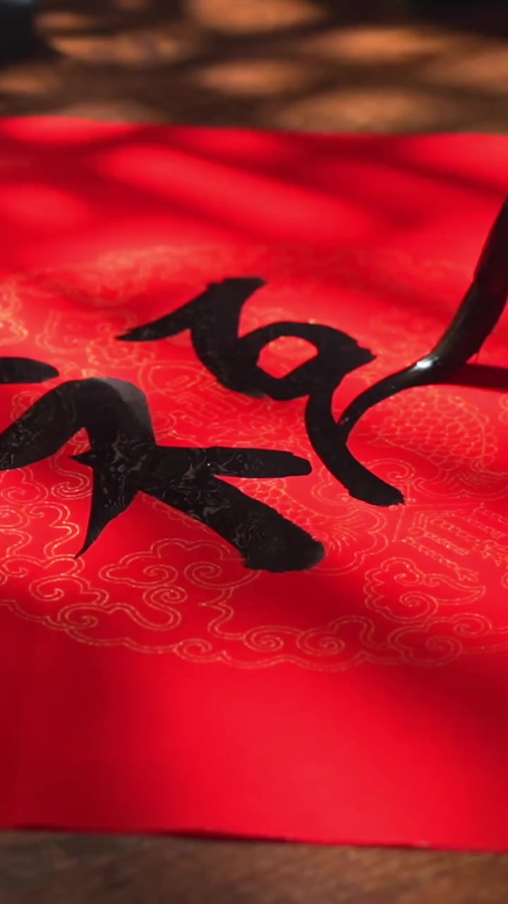 一岁四时,每月两个节气,组成了 二十四节气。一年来,我们透过镜头感受文化沉淀与味觉冲击,让
