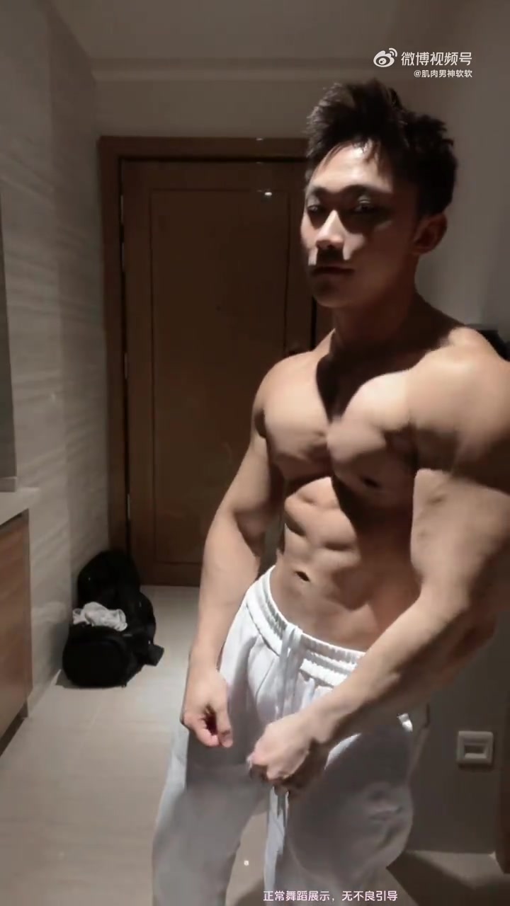 肌肉猛男这是来搞笑的吗
