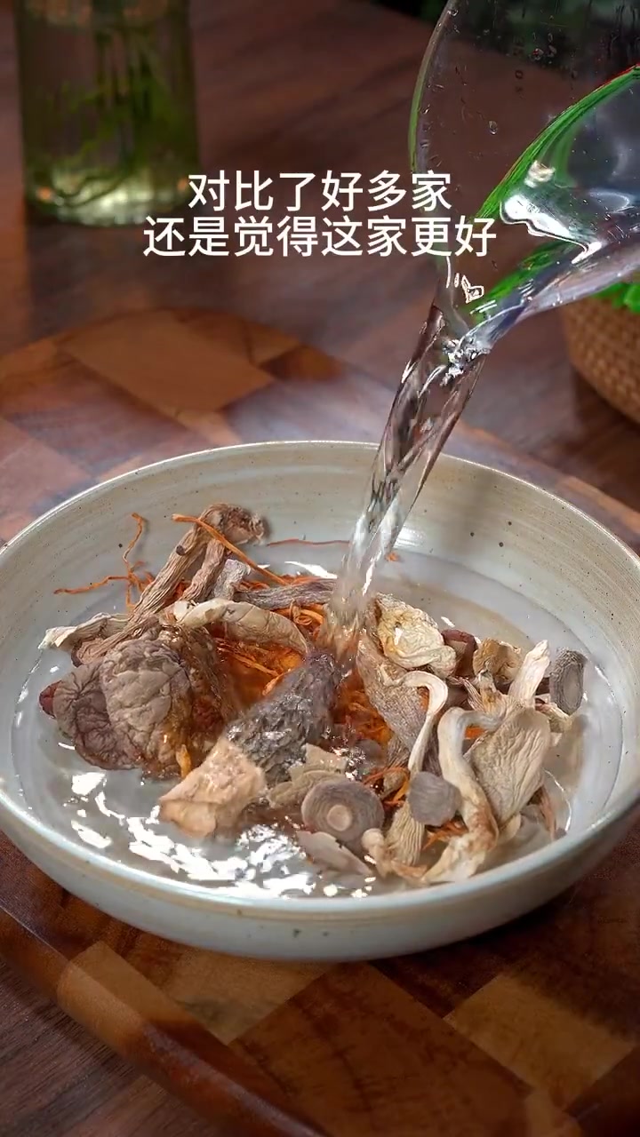 美味辽宁嘎嘎香「年夜饭菜谱」菌菇乌鸡汤,汤鲜味美,营养又好喝 美好辽宁欢迎您 贯彻二十大辽