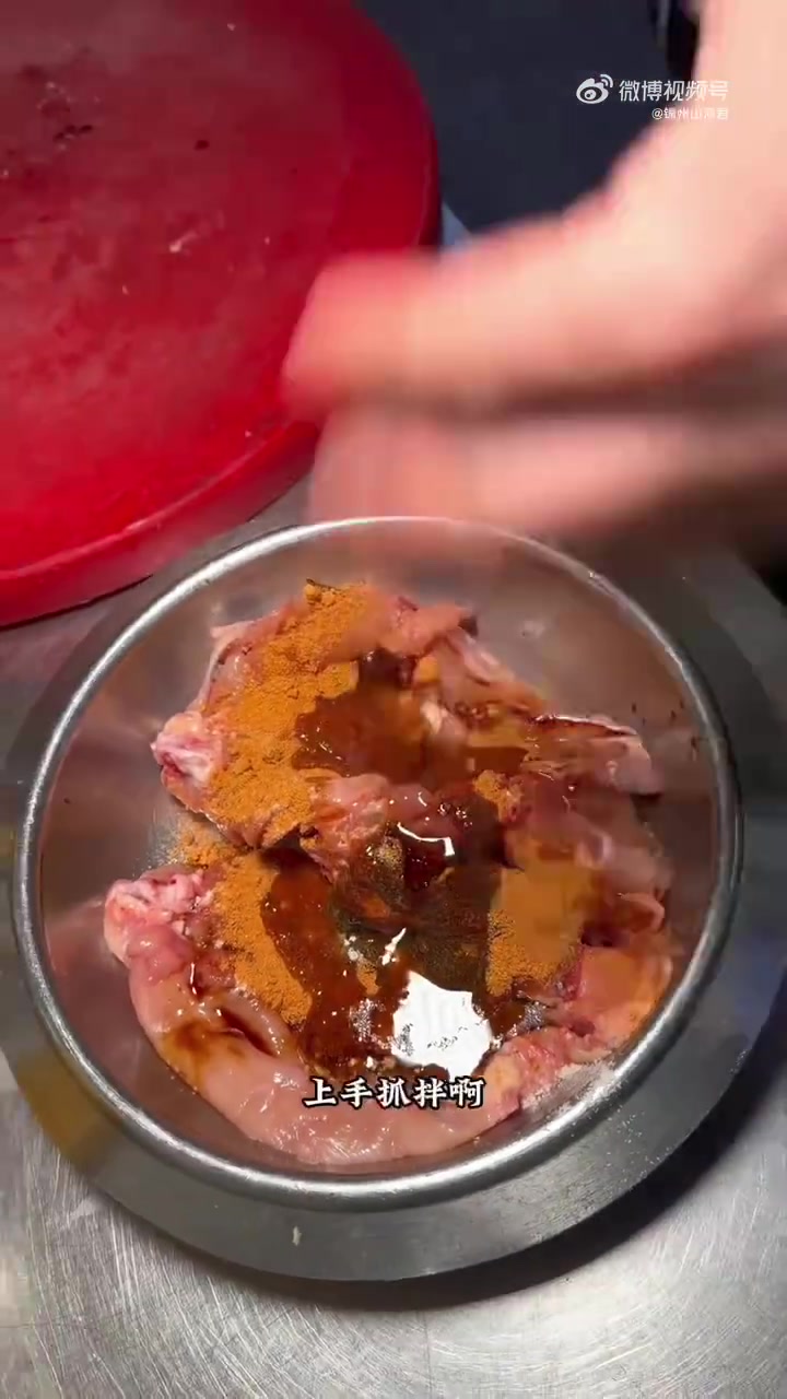 吃烧烤咋能不来锦州呐 腌制过程不可少,炭火一定要掌握好!这样出来的“烤鸡架”鲜香入味,教你