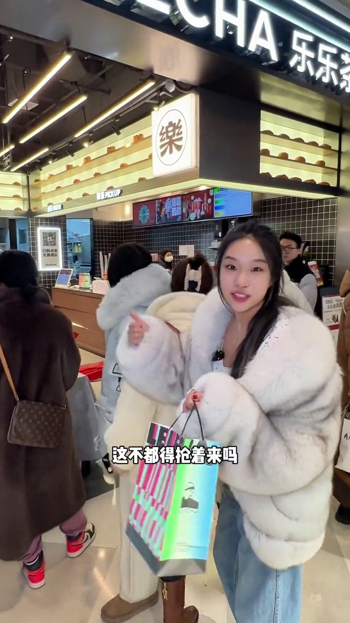 乐乐茶开到万象城了!5号-7号买一送一 还可以免费领手写福字 乐乐茶万象城开业 开启龙年逛