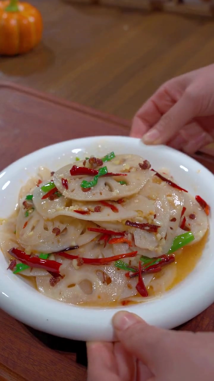 过年的餐桌上少不了炝拌莲藕,像我这样做,清脆爽口,莲藕不发黑。炝拌莲藕 年夜饭 美食 凉菜