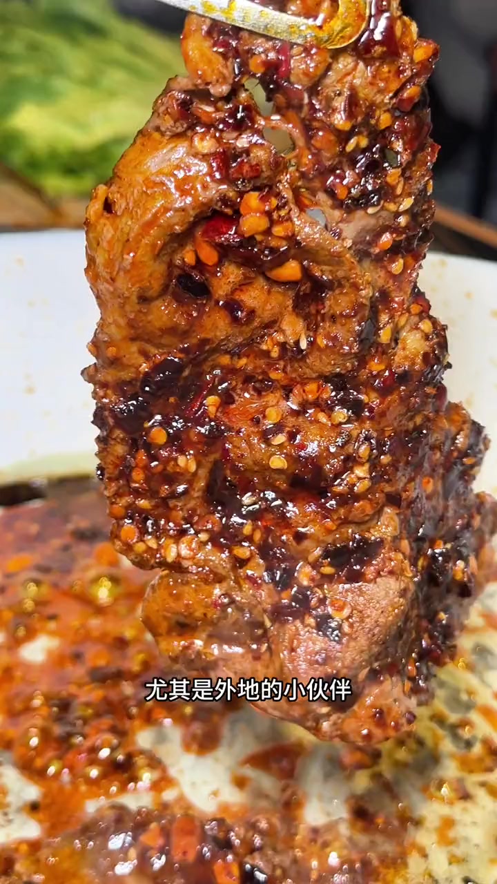 在西安这一口油泼辣子烤肉你一定要尝尝。西安美食 西安烤肉 火炉旁烤肉 西安烤肉王就是火炉旁