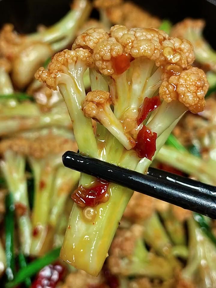 没想到香辣口味的菜花这么好吃!食材:花菜、郫县豆瓣酱、干辣椒、姜蒜做法:如图所示!
