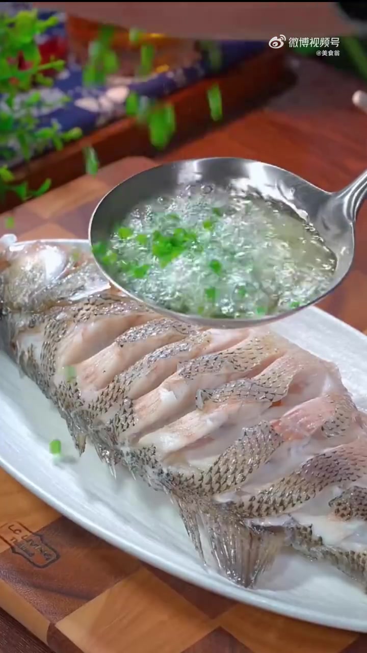 美味辽宁嘎嘎香 清蒸鲈鱼到底是先泼油还是先灵芝?很多人都做错了,难怪做出来没有饭店的好吃。