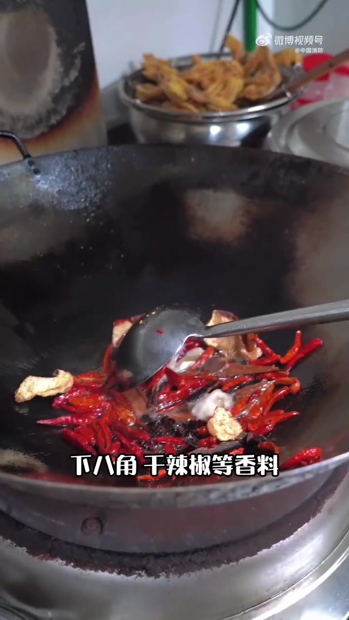 「消防站老表请大家吃田螺鸭脚煲」饭点来啦!今天,蓝朋友给大家展示一道广西正宗田螺鸭脚煲,鲜
