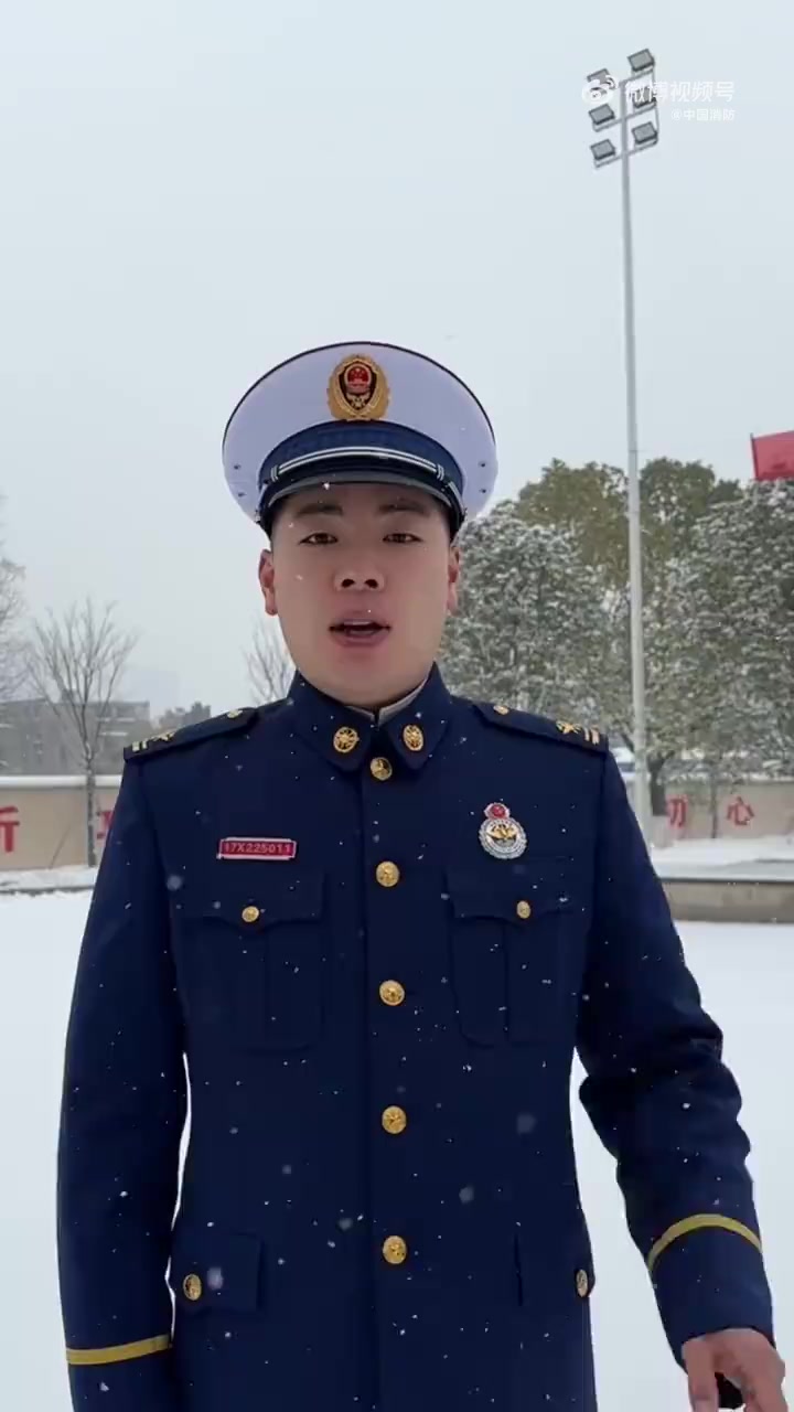 「暴雪冻雨这么走路虽丑但实用」武汉暴雪 冰冻天气易摔倒,蓝朋友教你雪地防滑企鹅步。“双脚外