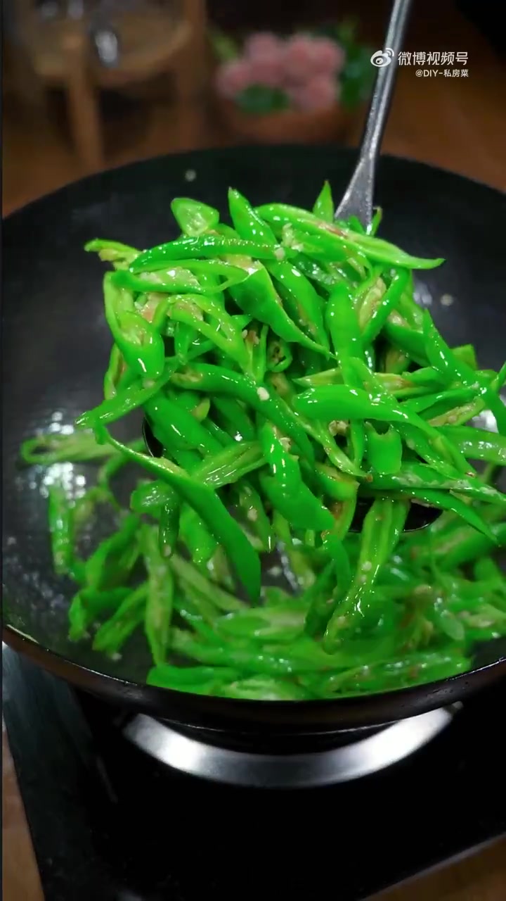 中午吃什么「青椒炒油豆腐」你就这样做,家人都说太下饭了!厨艺教程