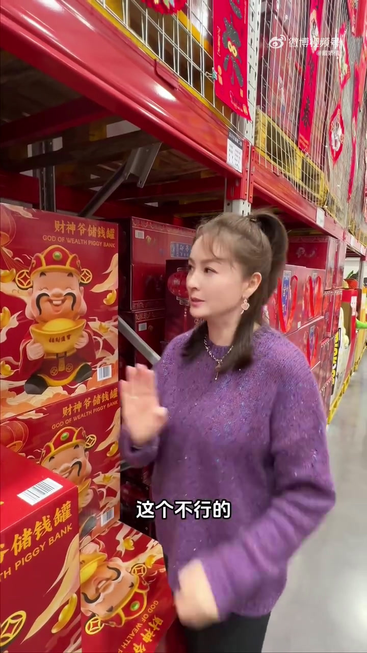 怀念小时候过年围着外婆做蛋饺,集市摊上买烟花,大年初一拿着“繁花蛋糕”走亲戚,一个蛋糕绕一