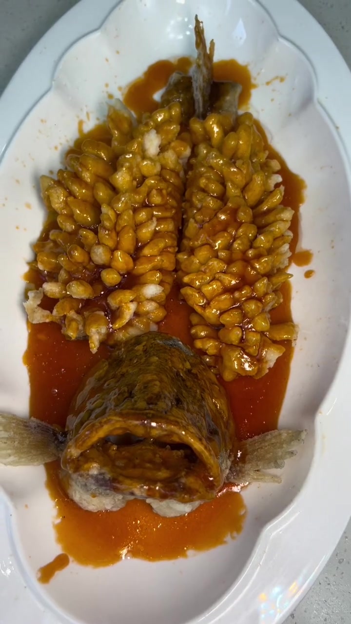 红红火火,金光闪闪,酸酸甜甜,家里的小朋友过春节就等这道菜了 松鼠桂鱼 味道造型都在线,好