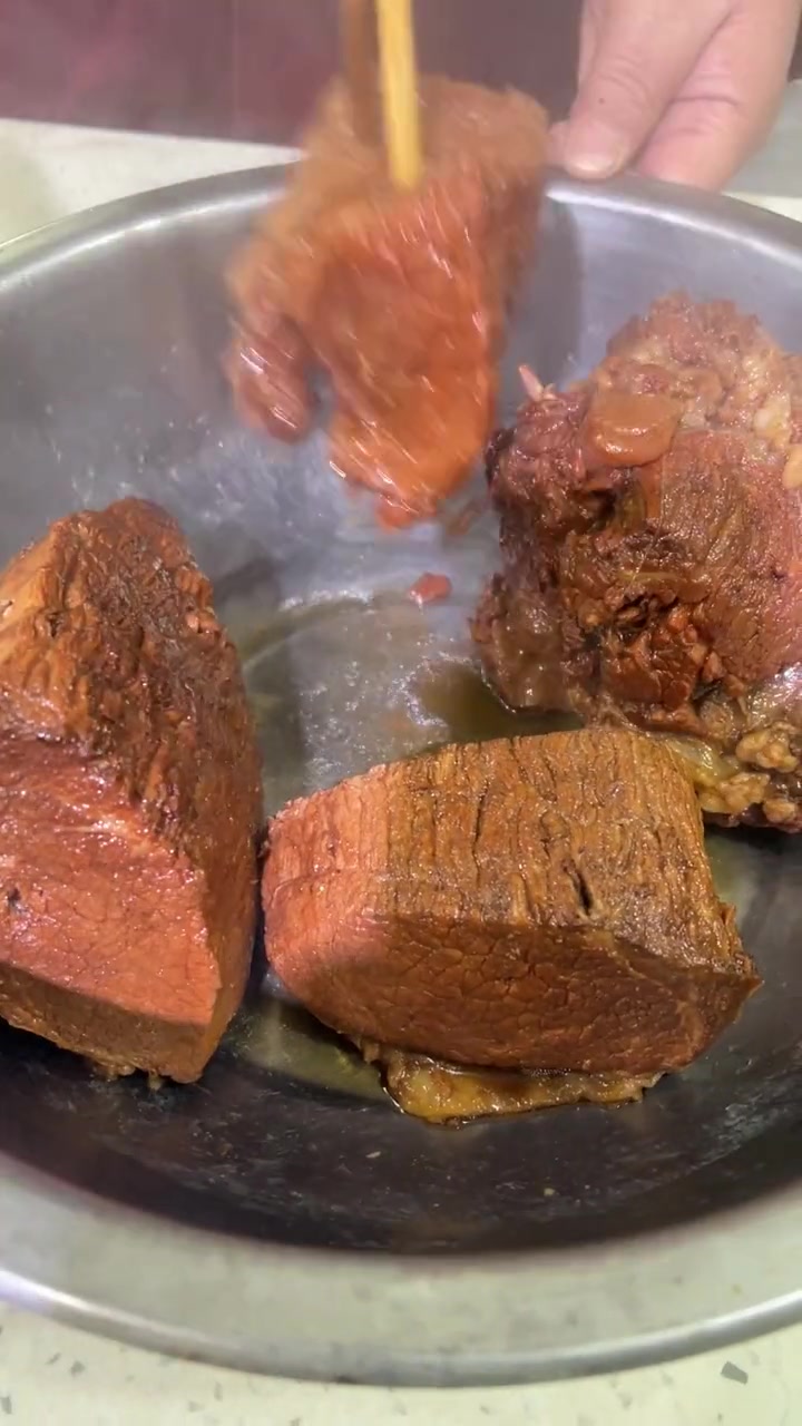 过年必备的五香牛肉自己在家也能卤!有这个秘制卤牛肉配方,过年必备的五香味浓郁牛肉在家也能卤