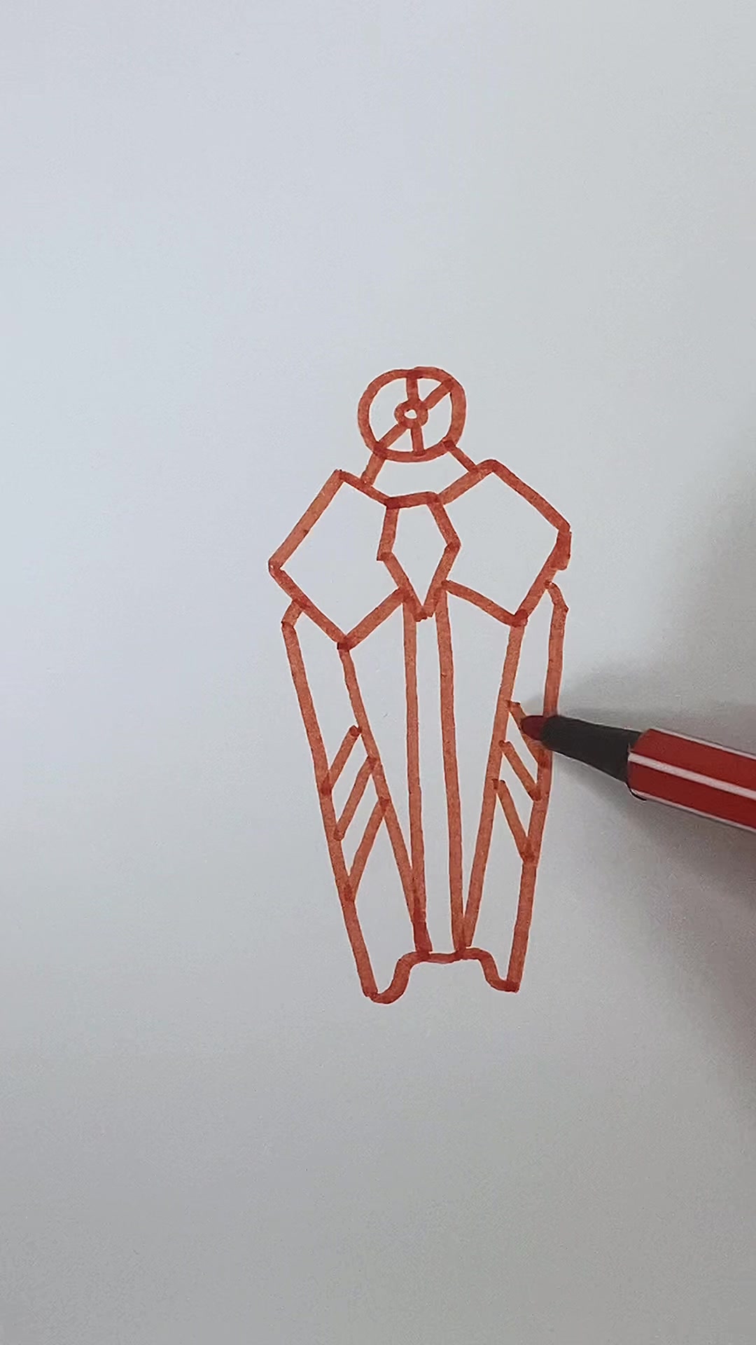 爸爸妈妈分别画的盾牌,谁的更好看呢?