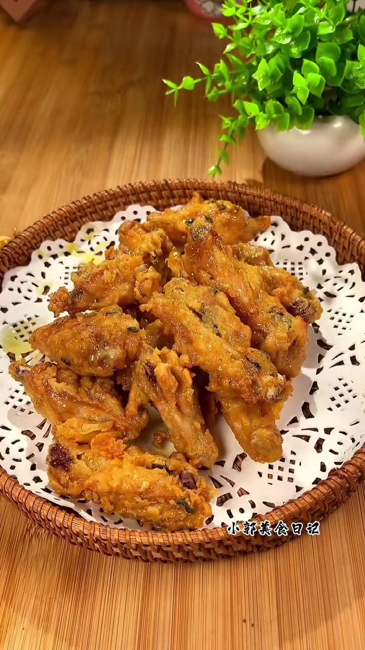 蒜香味的炸鸡翅外酥里嫩,做法还特别简单,蒜香鸡翅