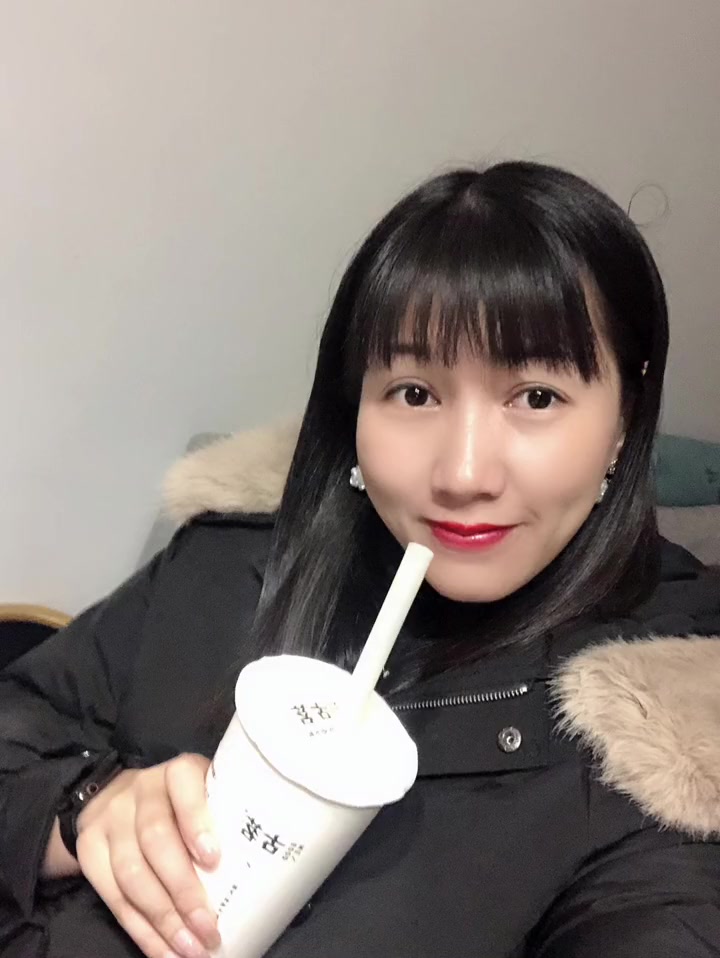 上热门 奶茶配火锅……奶茶碰杯仪式 记录相聚时光 一起吃一起喝一起玩一起嗨 今日份快乐