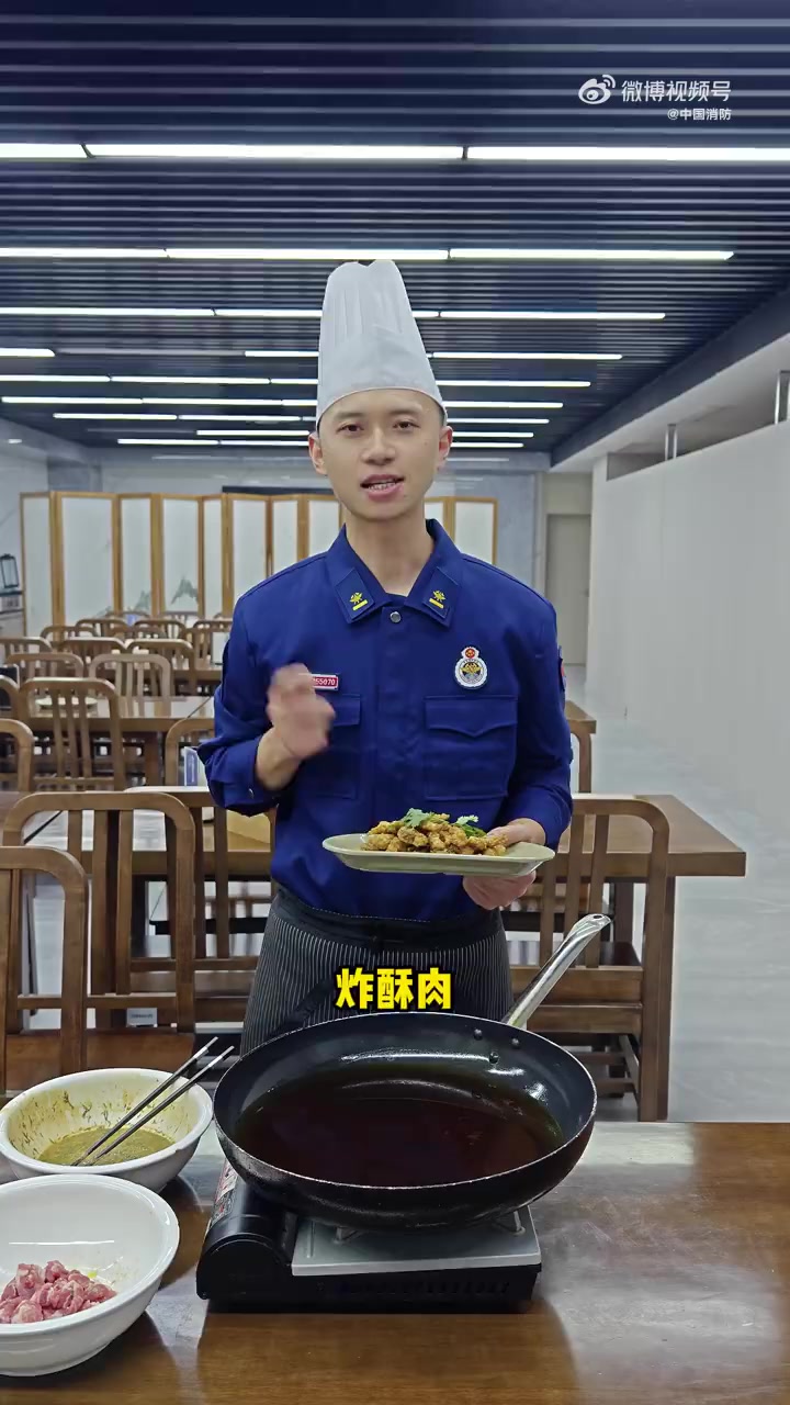 过年为什么要炸东西吃 炸酥肉!消防员吃了好去灭火战斗。今天就教大家怎么炸酥肉,隔着屏幕都得
