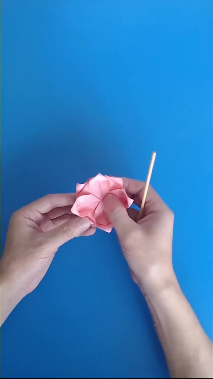 莲花折纸教程,手工制作简单的莲花灯