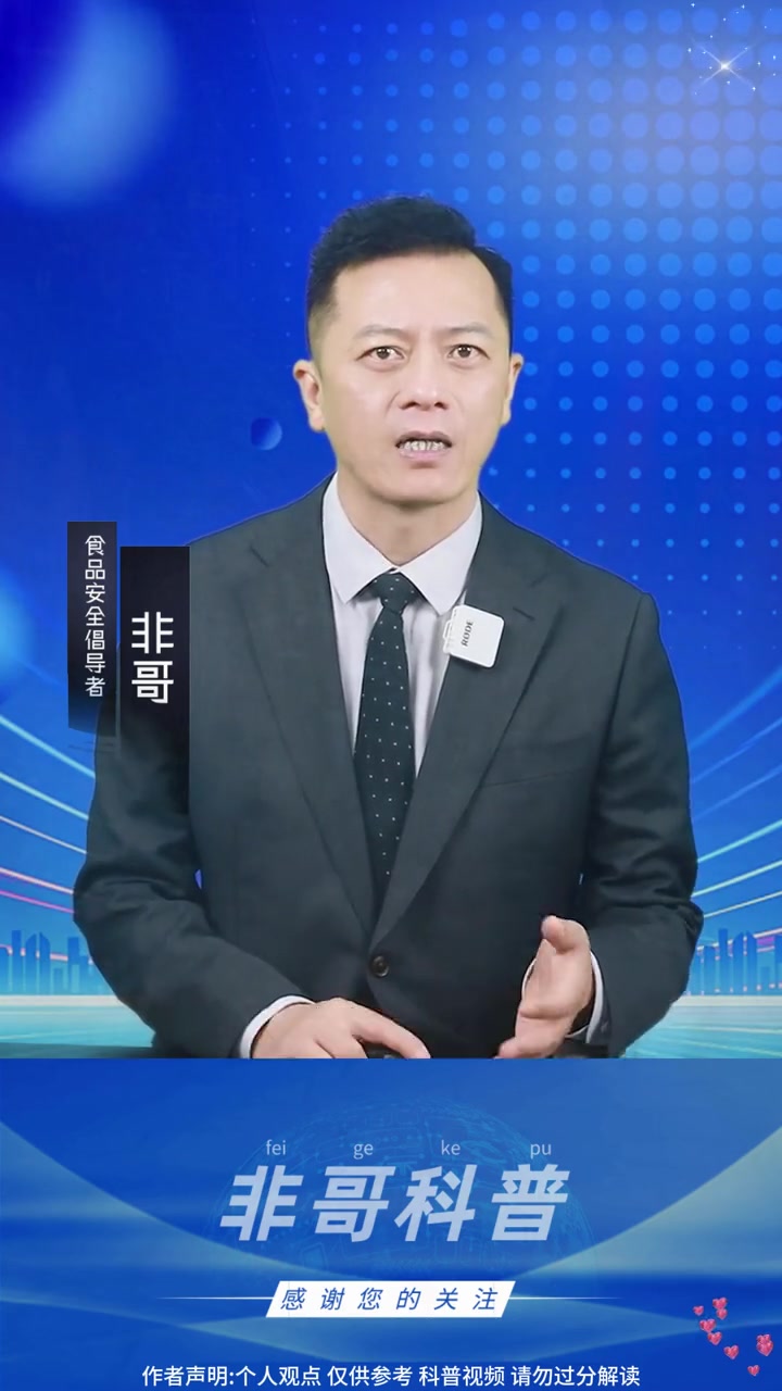 在杭州的西湖边,有个女孩摆摊卖自制的酸梅汤。突然,一群城管过来盘问她在卖什么