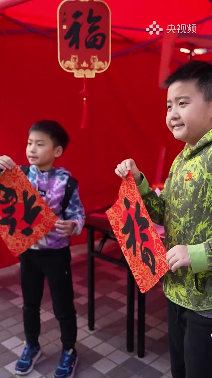 新春里的中国 随着新春佳节的脚步渐近,各地的年味也愈发浓厚,不妨试一试港式传统而又丰盛的佳
