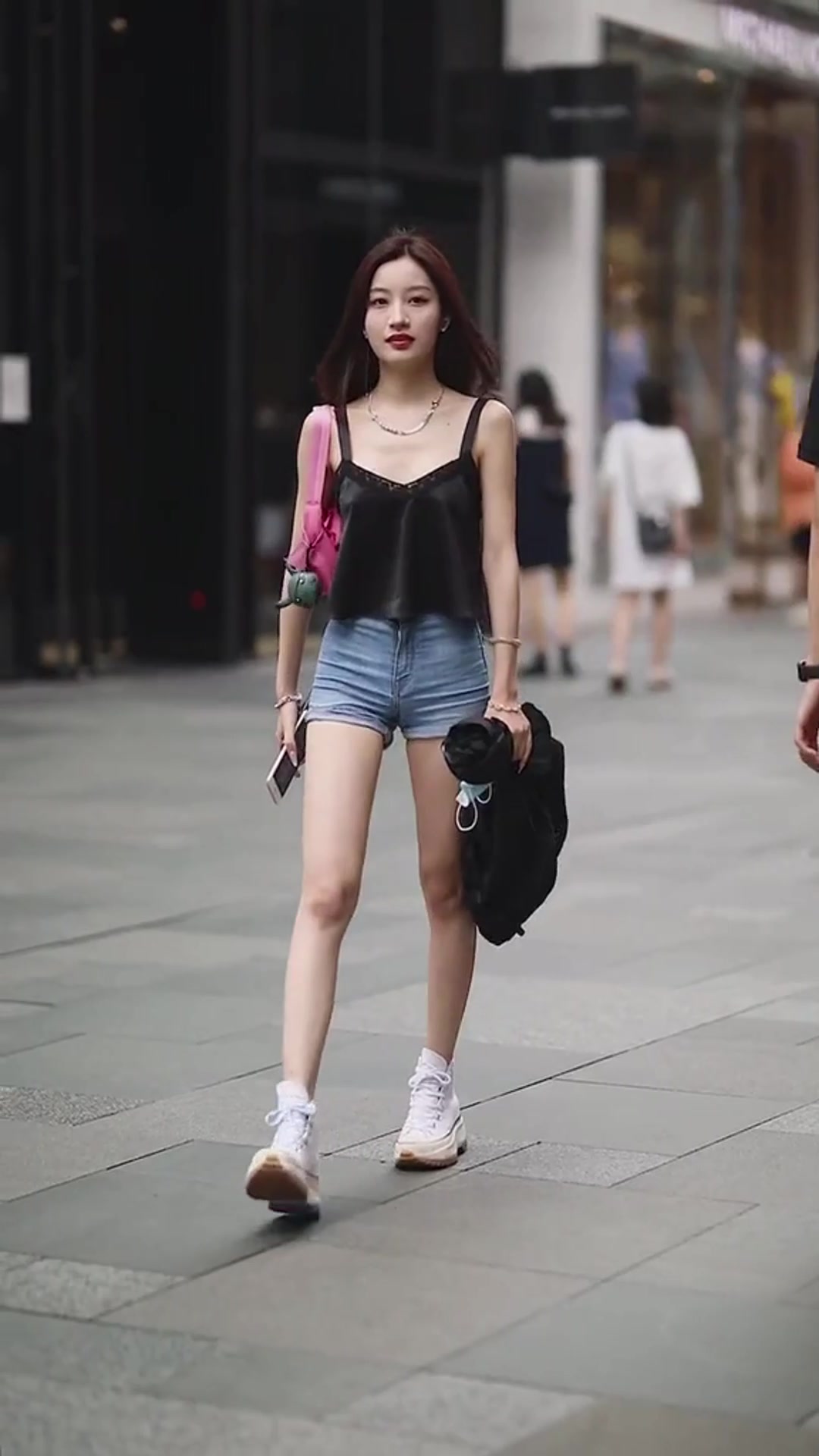 街拍:我要离开你们的世界,我要让所有人对我绝望