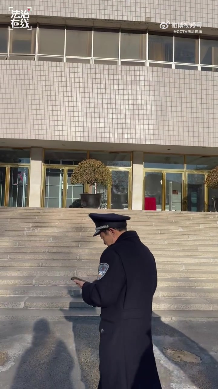 「手拿46把钥匙民警受邀看春晚」请好年假,山东青岛社区民警老马出发去看春晚啦,一上车摆好自