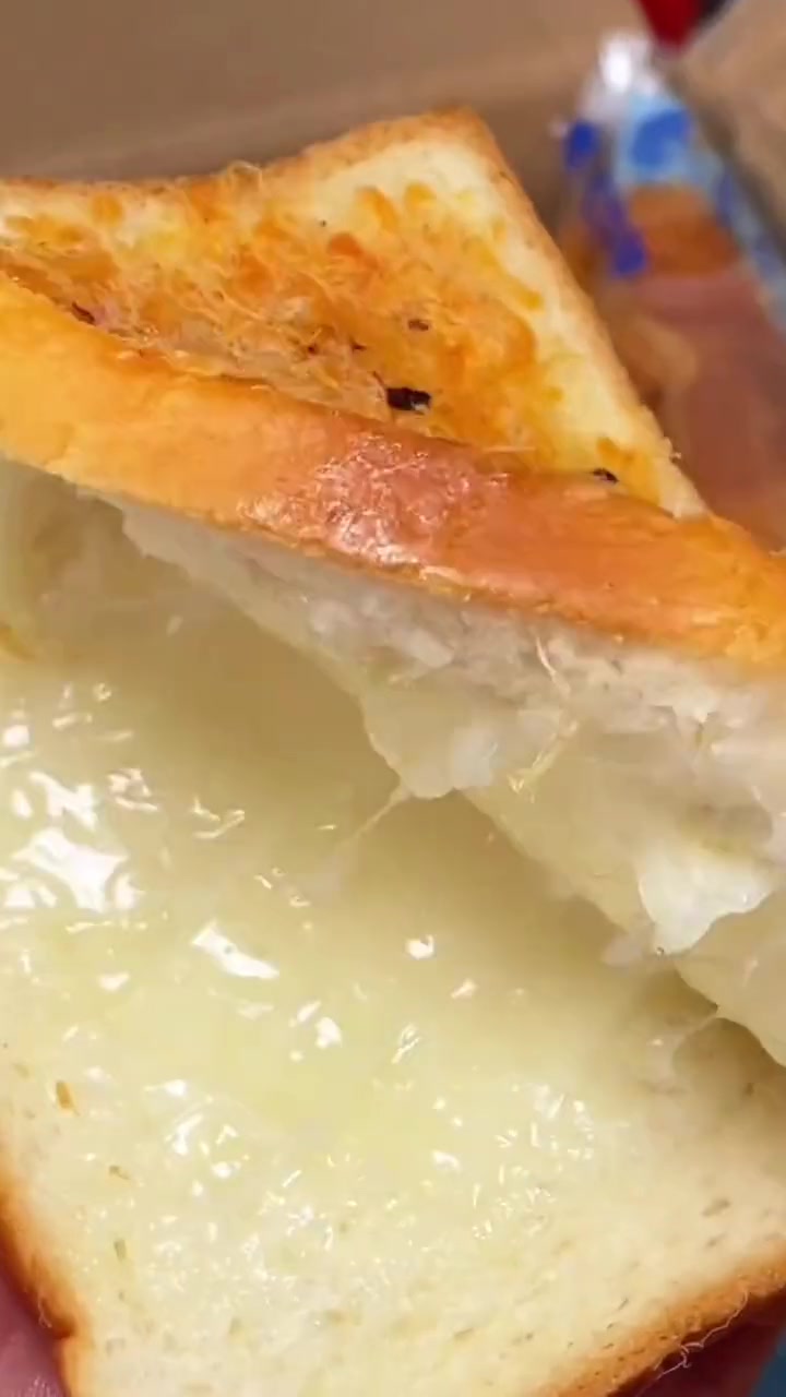 海苔肉松吐司 外层裹着满满的肉松和海苔碎,里面还有乳酪夹心,真好吃当早餐下午茶也不错 面包