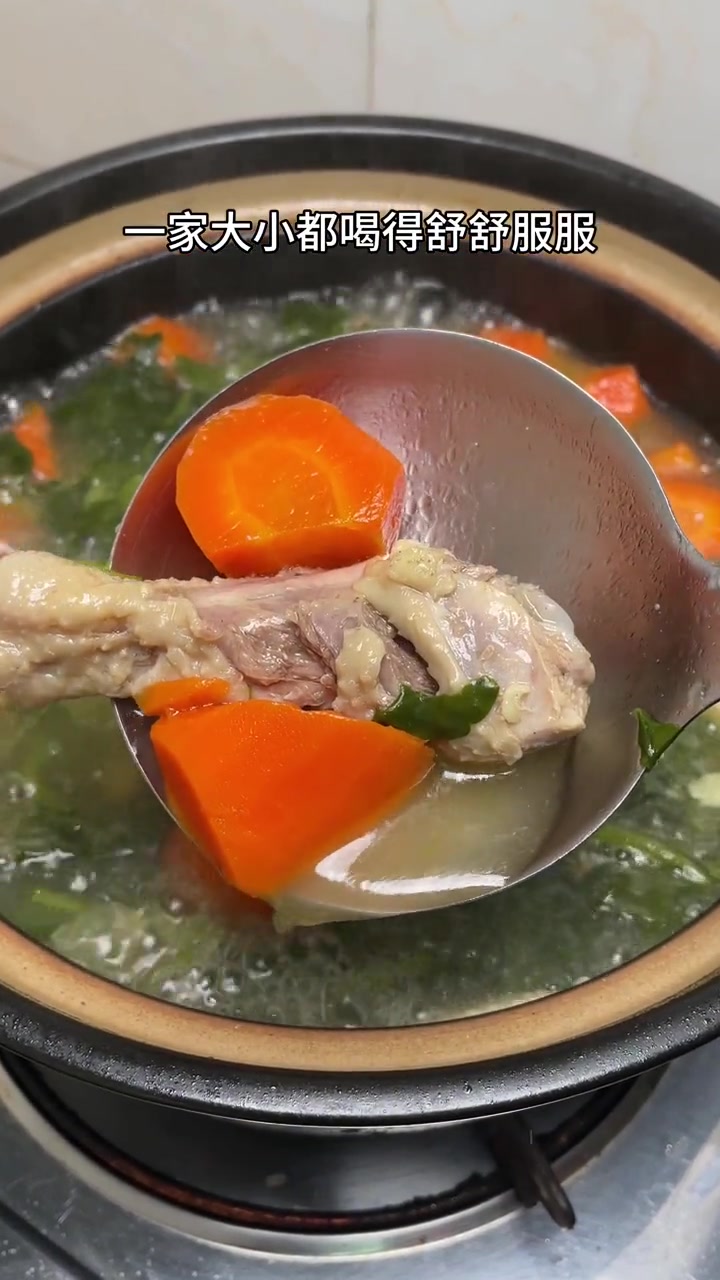 过年的餐桌上,天天大鱼大肉油油腻腻,煲一个清淡又好喝的西洋菜陈肾汤,一家人都喝得舒舒服服 