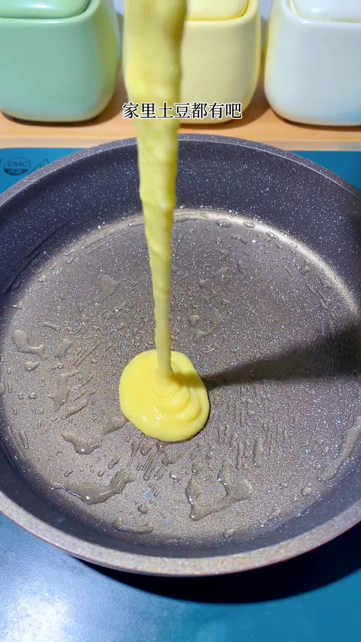家里土豆都有吧,做成这样绵软好吃的土豆饼,孩子好喜欢 宝宝辅食 做法简单又营养 宝宝爱吃 