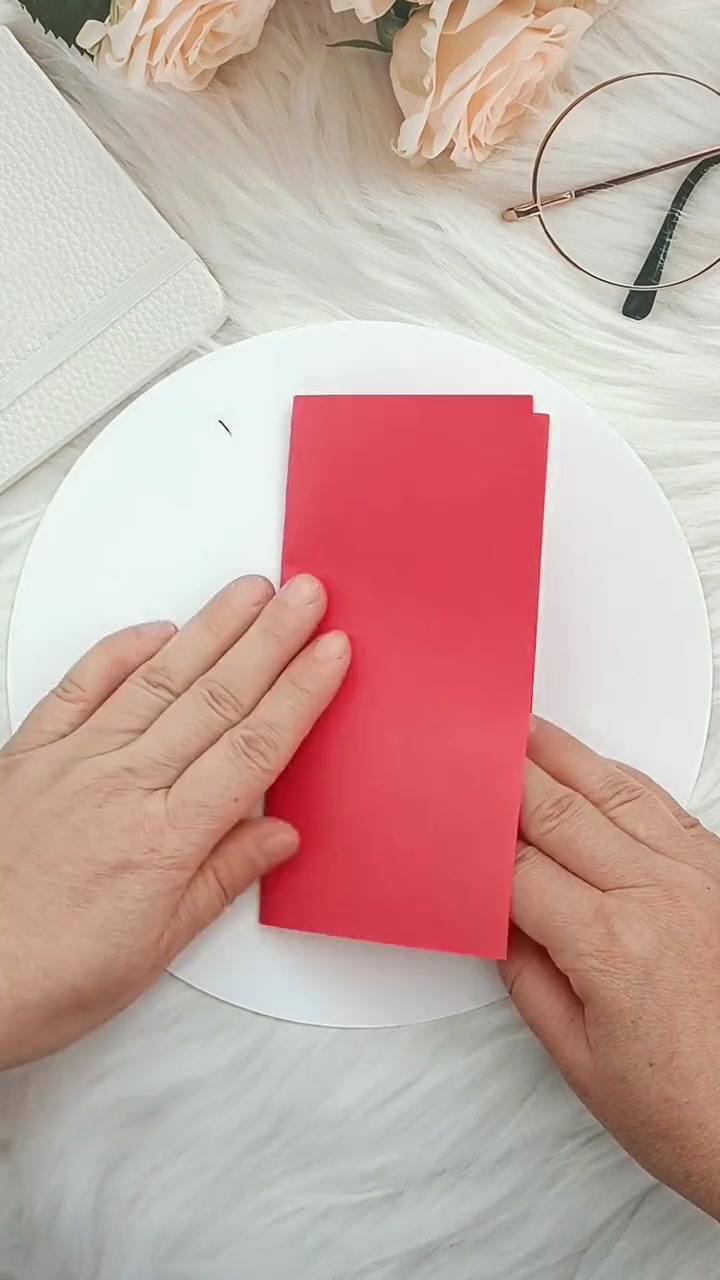 简单好看的龙年春字窗花,幼儿园小朋友也可以自己剪出来,快来试试吧!新年手工 新年窗花 新年