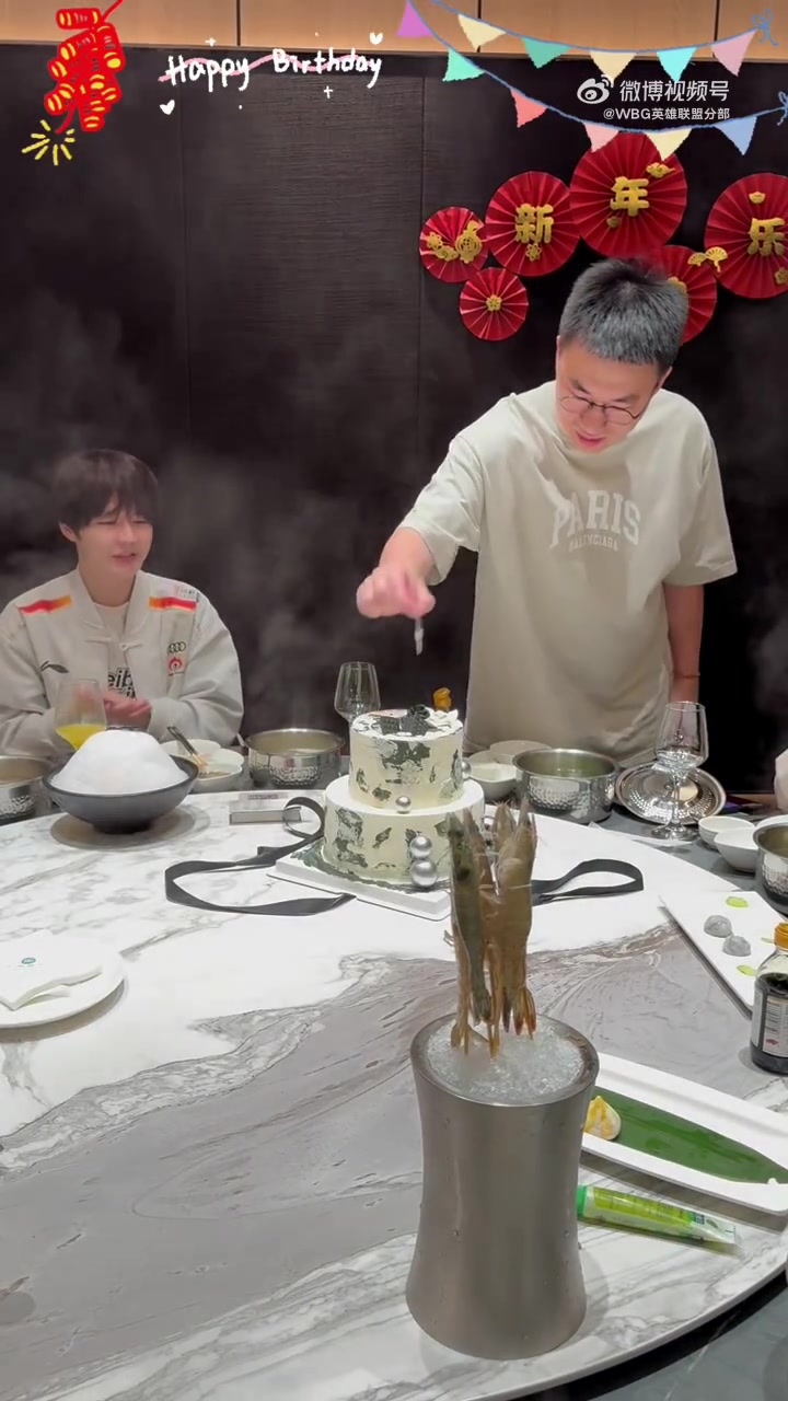 「微博人的TMI」  年前赛事结束aka战队新年聚餐提前版 给哥补上了生日蛋糕和祝福 -“