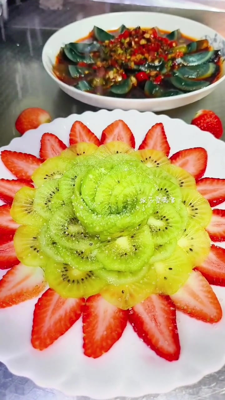 用草莓和猕猴桃能做出一道好看又好吃的凉菜 适合全家老小 水果拼盘 花开富贵菜的做法