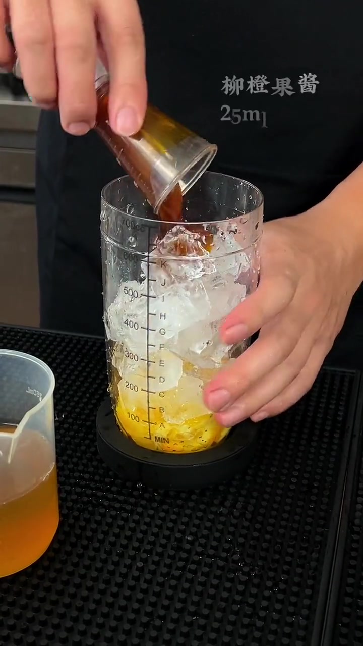 油柑茉莉柳橙|一颗平凡的果子,承载了沁人心脾的味道。「雪克杯放柳橙片压汁、柳橙果酱25ml