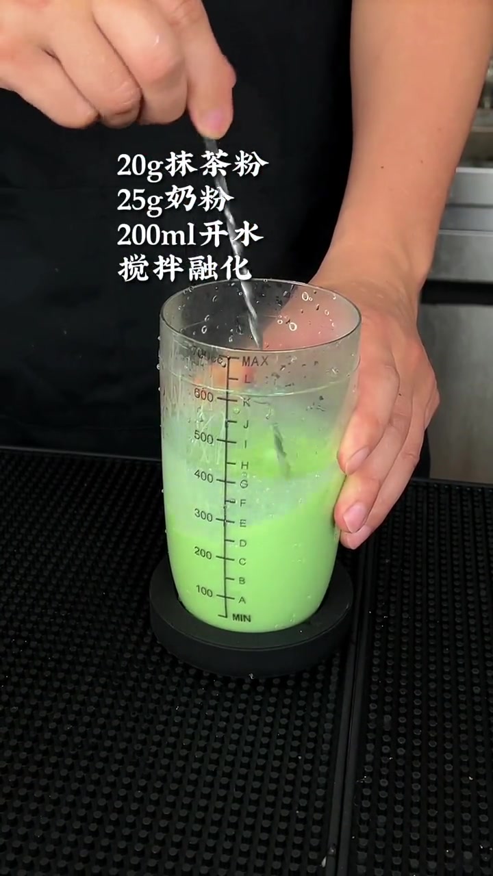 红豆布丁抹茶〡一款商用布丁奶茶送给大家,也可以制作成热饮「①出品杯放2勺布丁,2勺红豆。②