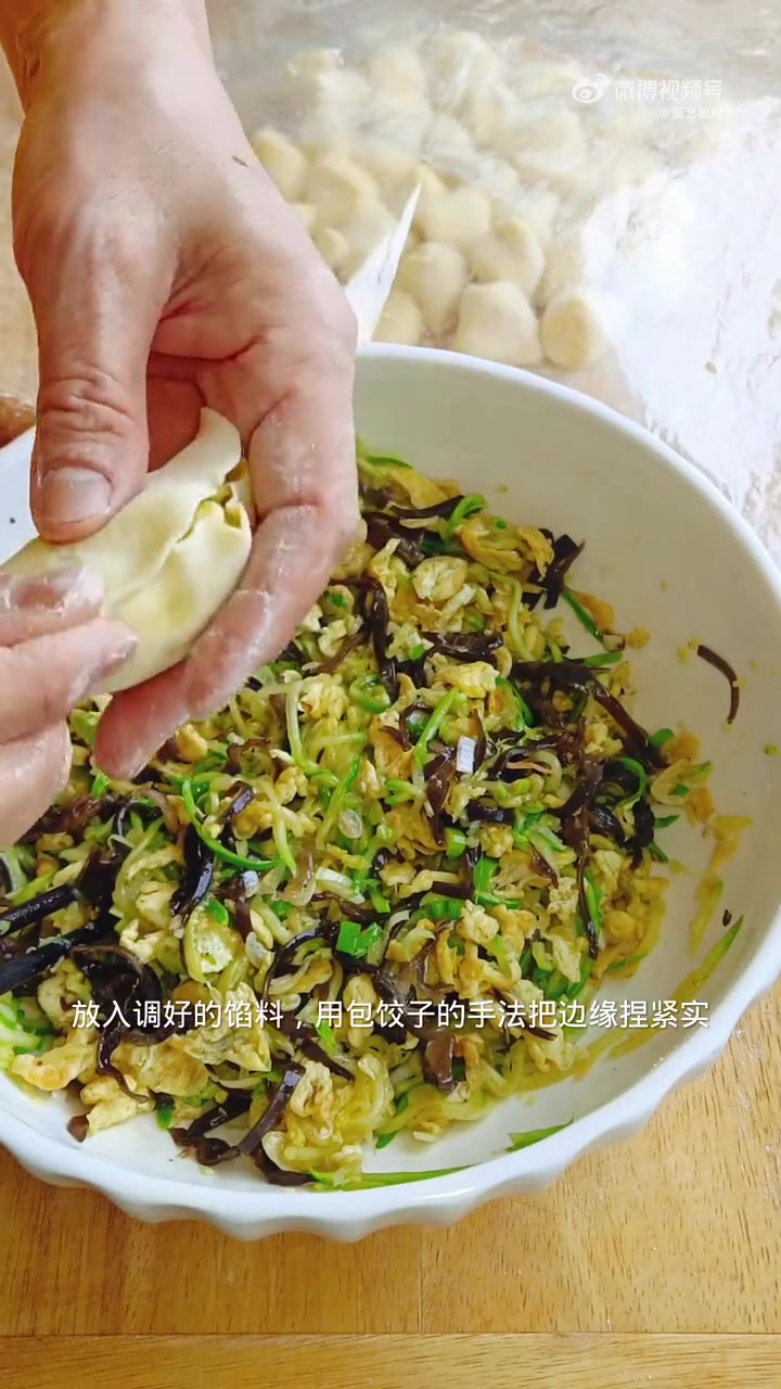 大年初一吃什么 不知道吃什么就来一盘玉米面蒸饺吧,皮薄馅大,粗粮细作,不油不腻,营养好吃