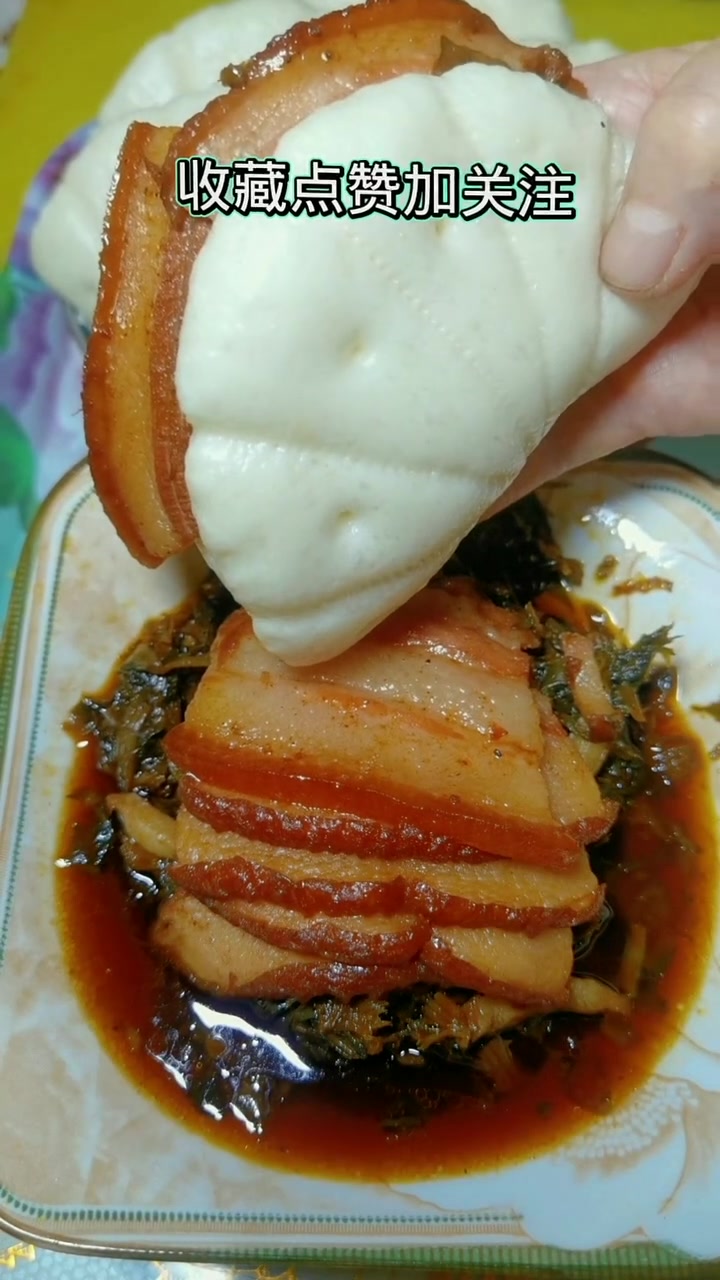 刚过完年,家里准备的肉菜全生生的,蒸上一笼荷叶馍夹着吃去吧,太好吃了