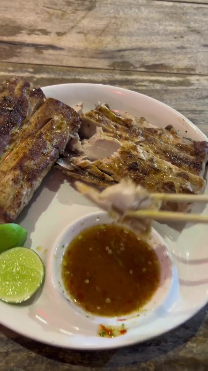 在泰国普吉岛卡伦海滩吃了一顿烤旗鱼,大概有2斤的量,做好了只要合人民币100元,太实惠了,