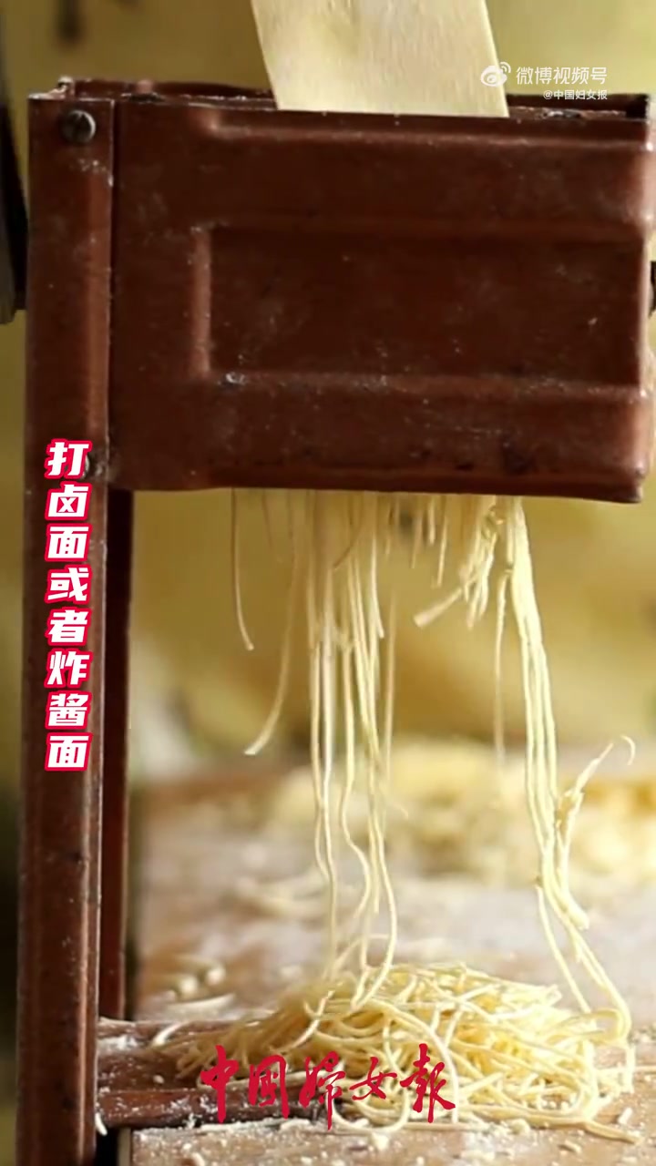 我们年在一起「大年初二 祝你龙年行大运、万事兴隆!」今天是大年初二,祭财神。这天中午要吃馄