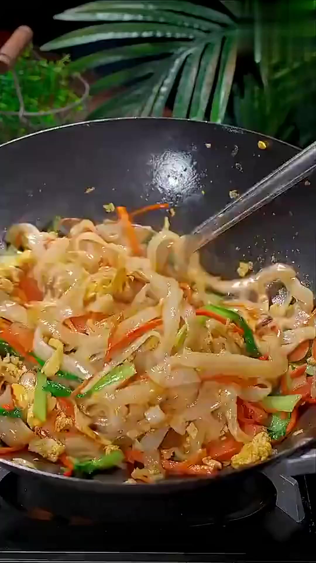 美食教程:鸡蛋炒河粉这样做,吃了还想吃