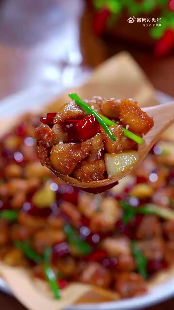中午吃什么「辣子鸡丁」以后想吃辣子鸡丁了,你就像我这样做,香辣过瘾,好吃到根本停不下来!