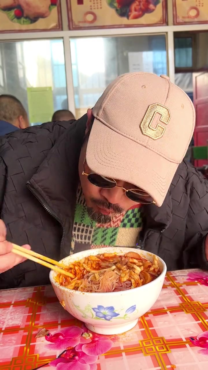 让大家都看看咱陕西人的年味儿,当然,也有很独特的美食!宝鸡美食 这一碗好过瘾 寻味大集的人