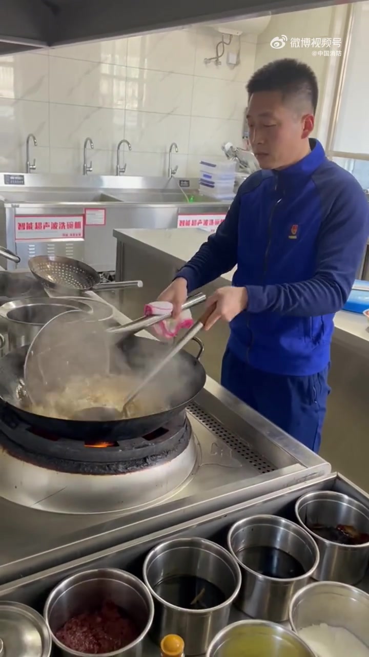 「一分钟学个新菜给全家露一手」蓝朋友教大家一道解馋又下饭的爆炒猪肚!怎么样,蓝朋友不止灭火