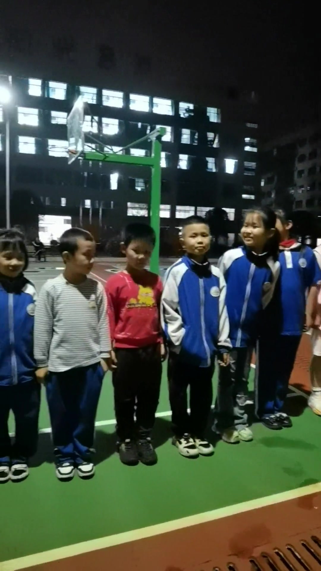 今晚散步碰到个小铁粉,一直在后面喊袁同学,搭讪成功后非要去阳光8点玩,还要我帮他拍个视频上