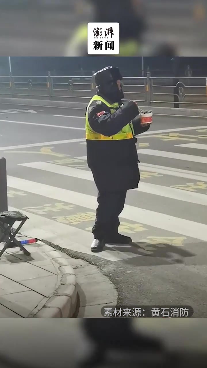 消防员为轨道执勤员送上热腾腾的饺子