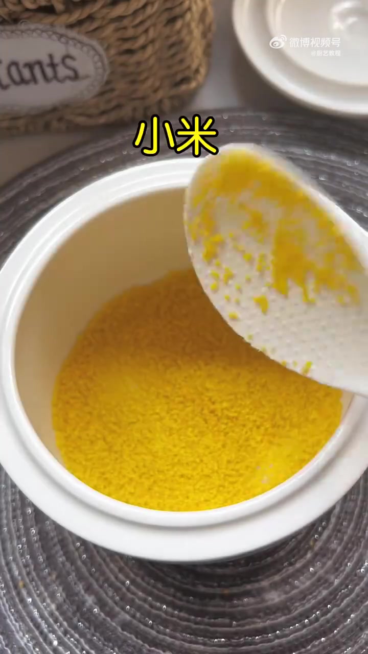 给宝宝做暖胃暖身的辅食,做成这样的山药苹果小米粥,香甜软糯,宝宝爱吃!厨艺教程