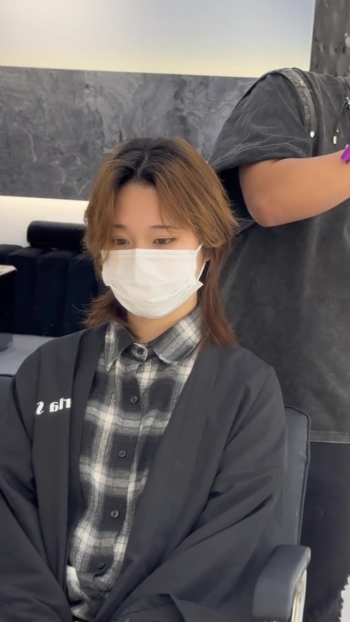 狼尾鲻鱼头 小姐姐说我是帅t制造者 方圆脸女生适合的发型 免打理烫发自然吹干效果 剪发前v