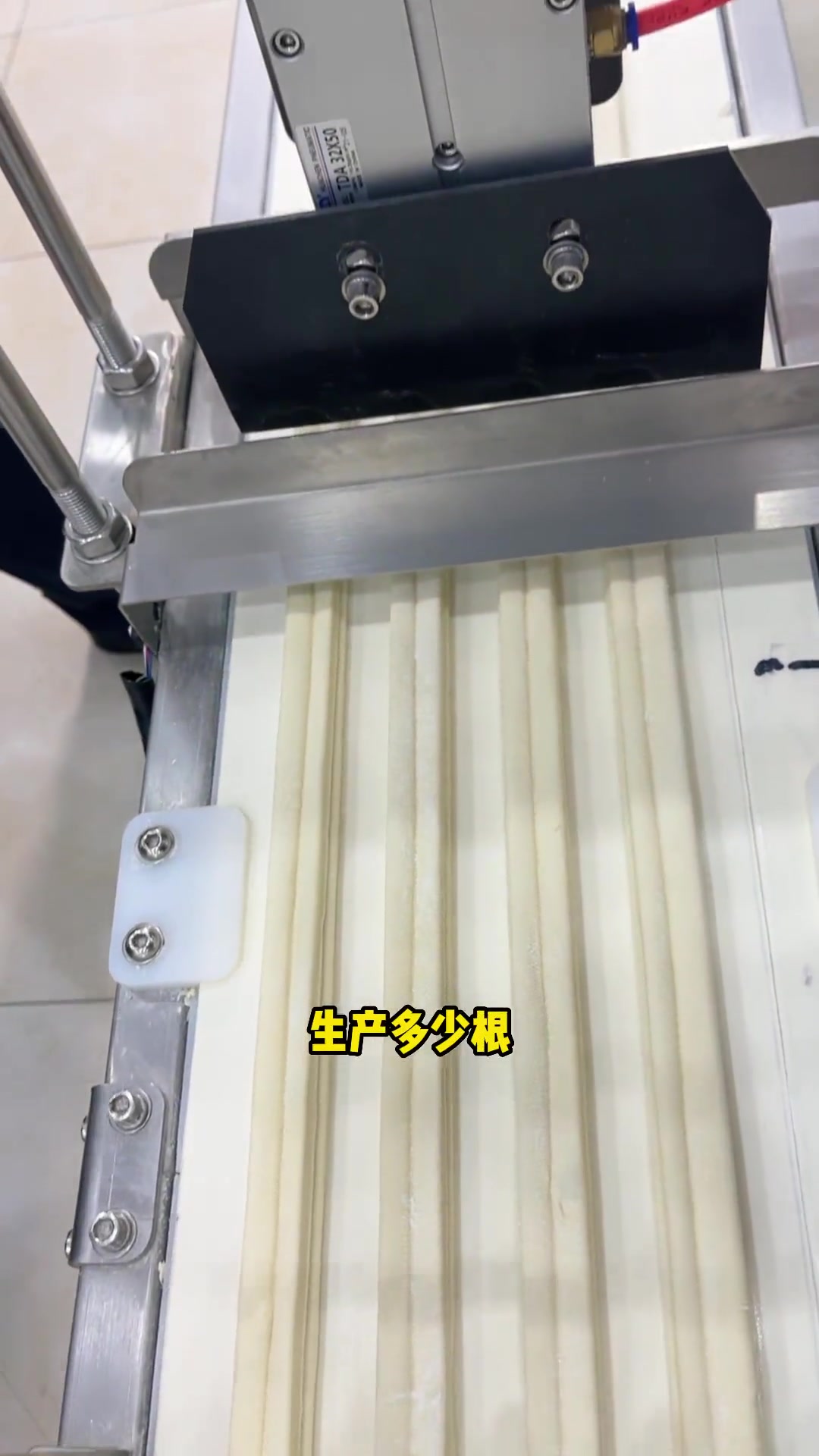 这应该是油条最省事的做法了,机器代替手工做油条 油条生产线 油条机 花样面食 面食加工 餐