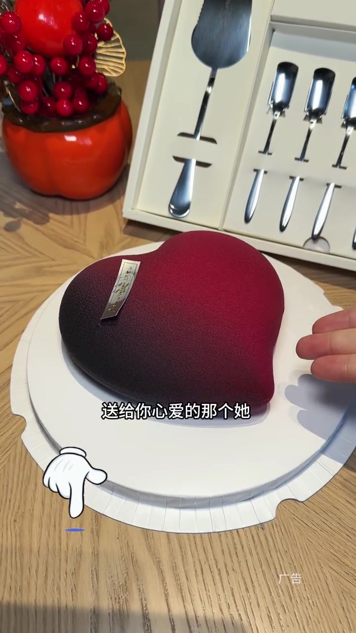 情人节收到包包和玫瑰之心蛋糕,哪个会更让你心动?爱的礼物 情侣礼物推荐 陪你精致生活 生活